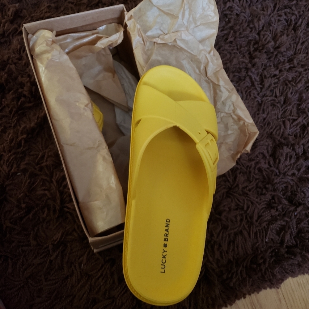🆕️ Ladies Lucky Brand pvc Sandals - Picture 3 of 4